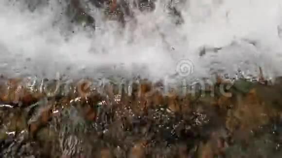 合上大自然流淌的浅水河水流的俯视图视频的预览图