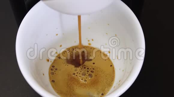 泡着蓬松泡沫的浓缩咖啡视频的预览图