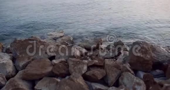 靠近海边的岩石和石头视频的预览图