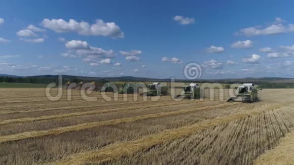 联合收割机移除小麦空中飞行视频的预览图