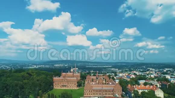 Chernivtsi国立大学的官邸及其空中刺绣屋顶视频的预览图