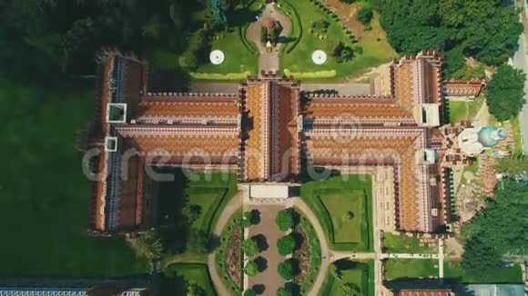 美丽的乌克兰大学的内部领土从鸟瞰植物园视频的预览图