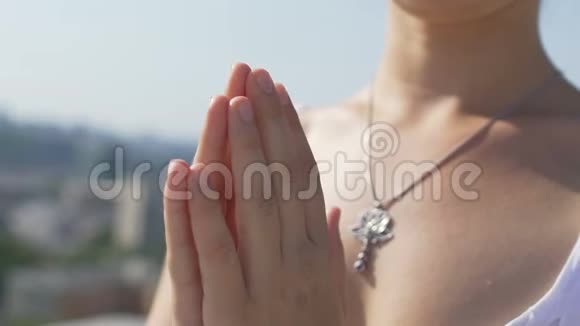 女性感恩双手合称祈祷姿势女性祈祷上帝的帮助视频的预览图