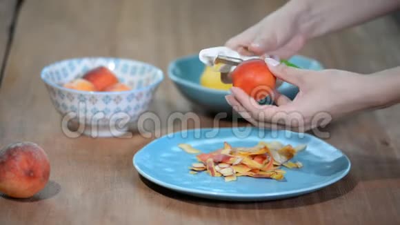 那个女人在厨房里用刀削熟的桃子视频的预览图