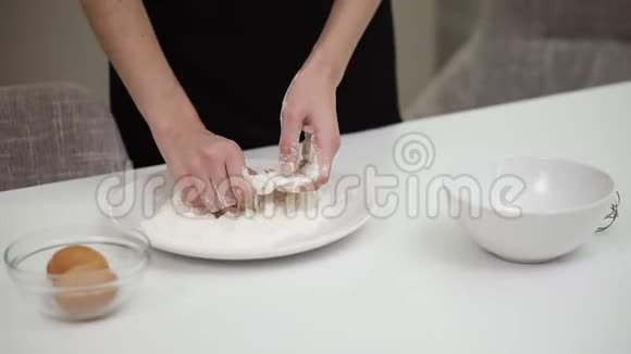 面目全非的女人从盘子里拿了一把面粉让它掉下来磨破了双手特写动作缓慢视频的预览图