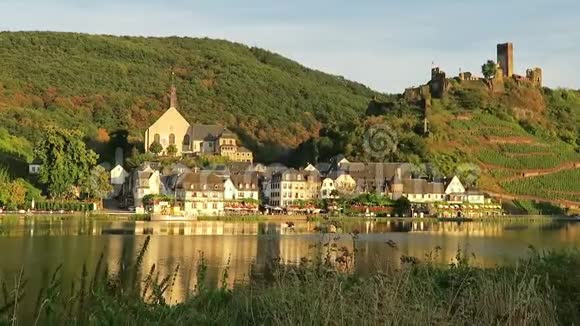 德国Moselle河畔Beilstein村的城市景观傍晚时分视频的预览图