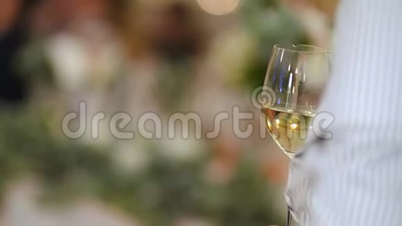 在婚宴上举着酒杯的男人视频的预览图