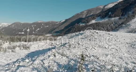 雪覆盖岩石滑梯的鸟瞰图视频的预览图