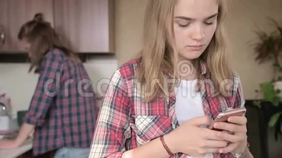 女人在电话里聊天男人在打扫厨房家庭惯例特写视频的预览图