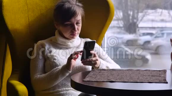 美丽的女人在午餐时休息坐在咖啡馆里商务午餐视频的预览图