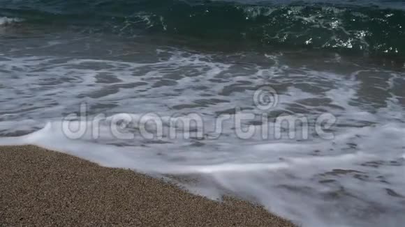 在法国东方比利牛斯岛的阿尔盖莱斯岛上的海滩上视频的预览图