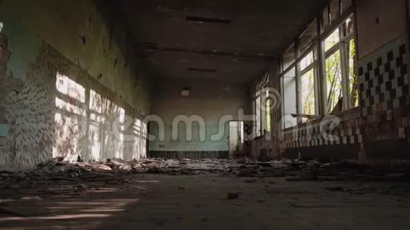 旧的废弃建筑室总平面图电影计划阳光透过窗户照射视频的预览图
