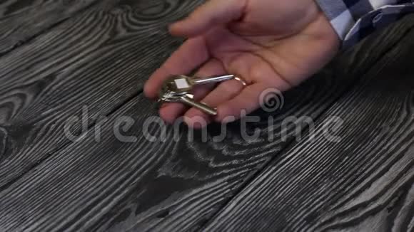那人拿出一串钥匙放在桌子上详细记录一桌刷过的木板视频的预览图