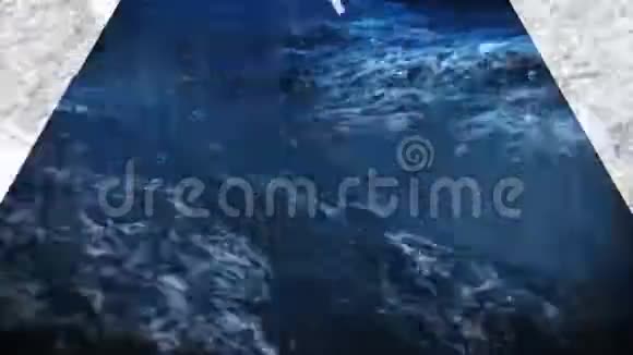 移动海水通过白色三角形前景视频的预览图