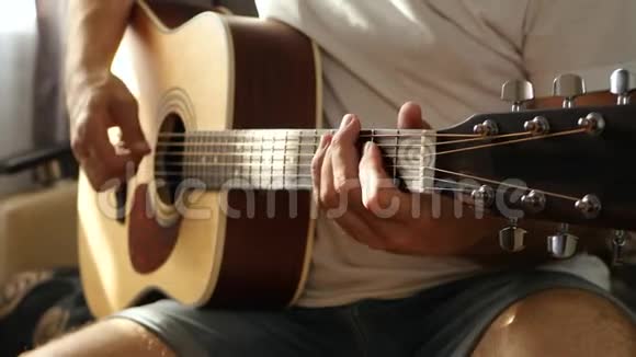 这位音乐家用黄色的吉他演奏快速的节奏音乐和创造力的概念视频的预览图