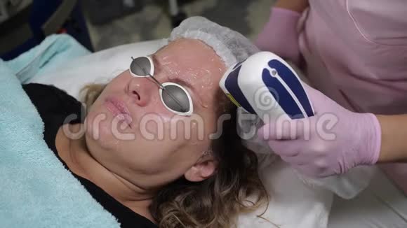 美容诊所面部激光矫正手术视频的预览图