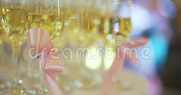 婚礼招待会上的香槟笛子视频的预览图