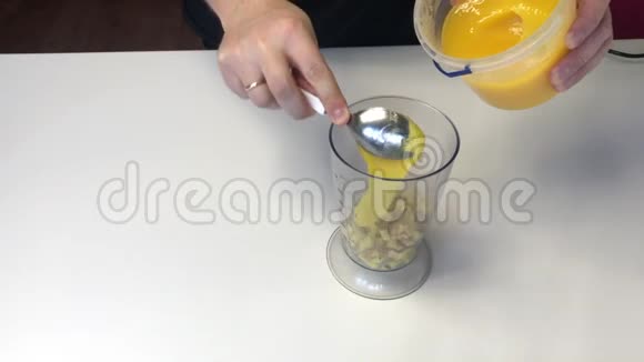 一个男人在搅拌碗里加了一勺蜂蜜碗里放着姜片用蜂蜜煮姜视频的预览图