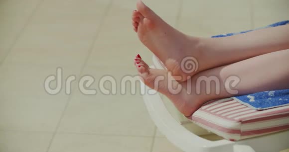 夏季在日光浴的时候关闭女性的腿视频的预览图
