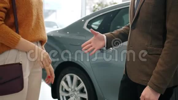握手时男女手动作缓慢女士从经理处拿钥匙视频的预览图