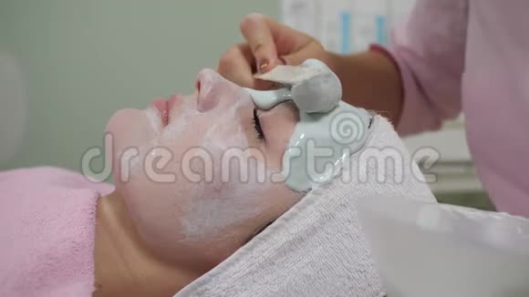 患者美容诊所的面部应用保湿膏视频的预览图