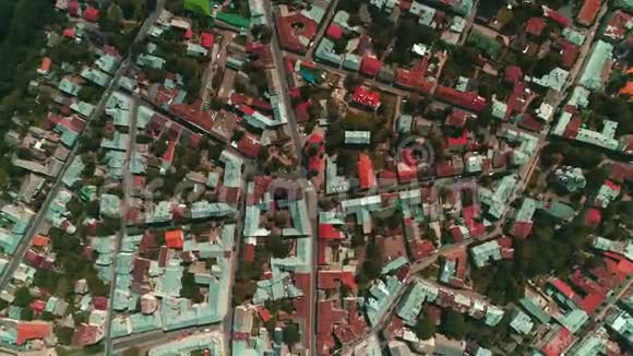 阳光明媚的夏日城市景观中街道街区和房屋屋顶的空中镜头视频的预览图