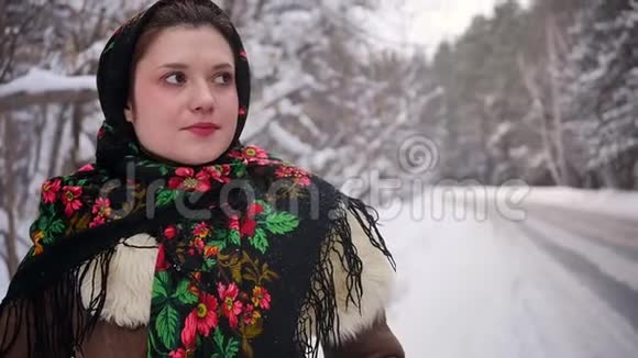 冬天森林里穿着俄罗斯传统服装的年轻女子慢动作视频的预览图