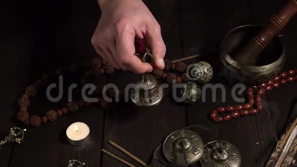 男性手拿着一个青铜仪式钟供祈祷和冥想视频的预览图