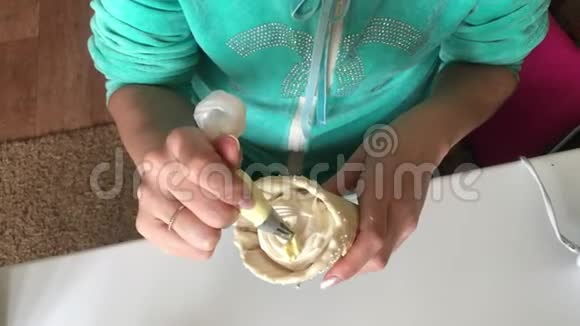 一个女人正在用华夫饼锥准备棉花糖使用糕点袋和喷嘴形成一个团视频的预览图