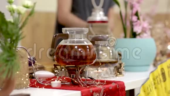 在传统的日本茶道中泡茶视频的预览图