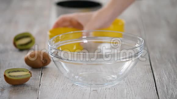 厨师用搅拌器把鸡蛋打在玻璃碗里同时把糖倒进碗里然后继续视频的预览图