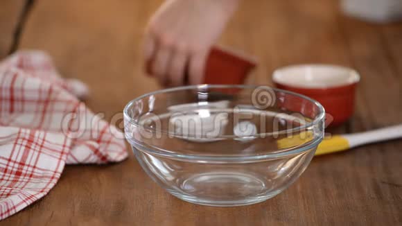 在玻璃碗中混合糖和黄油视频的预览图