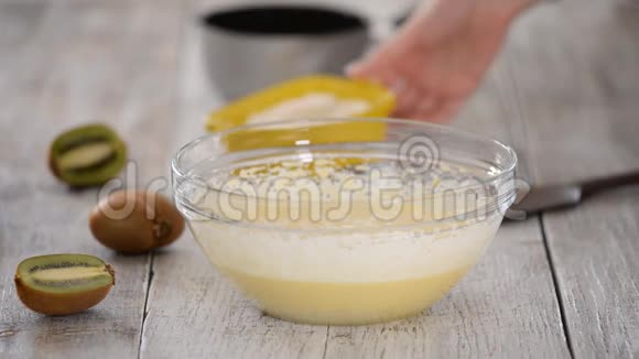 在面团中加入面粉厨师用手把白面粉倒在碗里的面团上视频的预览图