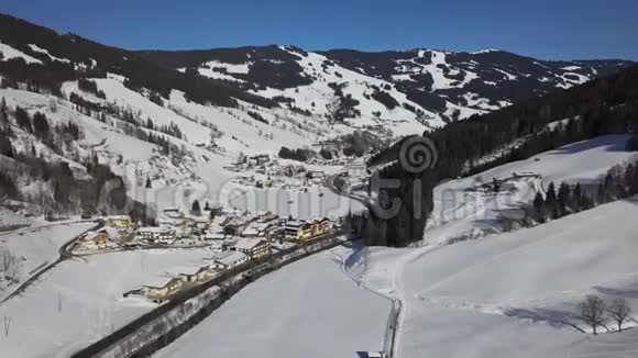 萨尔巴赫汉特格尔姆滑雪场鸟瞰图视频的预览图