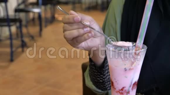 靠近吃冰淇淋的女人视频的预览图
