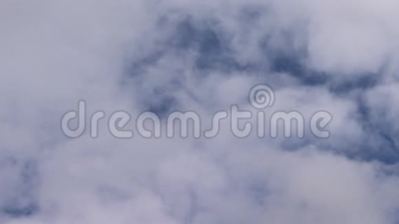 蓝天背景上微风吹拂的柔软白云图案视频的预览图