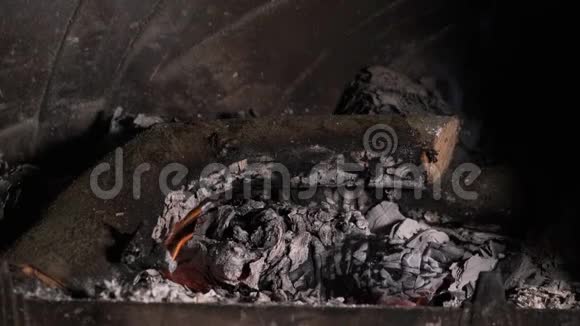 柴火在房子的烟囱里燃烧视频的预览图