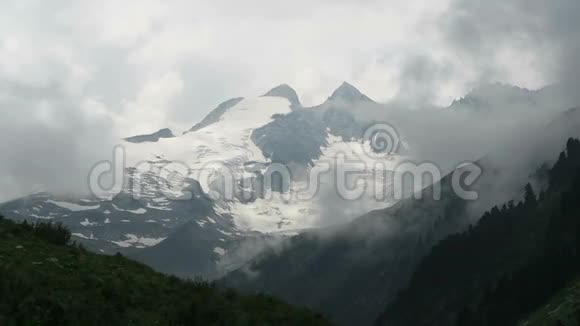 云景中的高灰岩山峰视频的预览图
