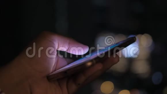 在城市的夜间近距离使用智能手机视频的预览图