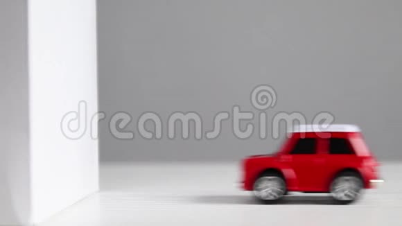 红模车撞墙车辆正面与墙壁碰撞视频的预览图