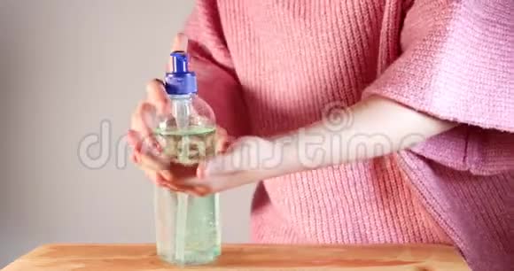 用酒精的洗手液凝胶洗手70搓手的小瓶子防止病毒和视频的预览图