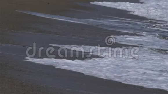 在法国东方比利牛斯岛的阿尔盖莱斯岛上的海滩上视频的预览图