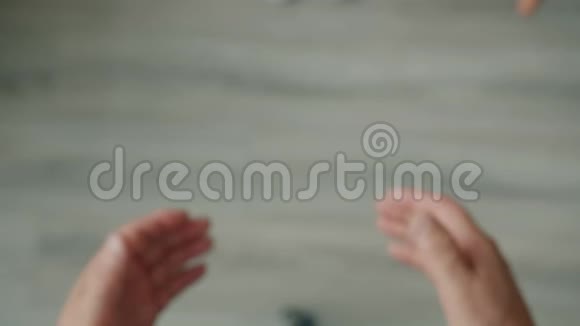 一对幸福的情侣牵手男人爱抚女人的手掌视频的预览图