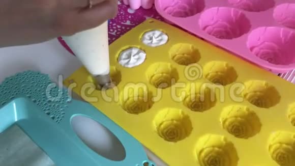 煮棉花糖一个女人用糕点袋和喷嘴用棉花糖填充硅胶表格视频的预览图