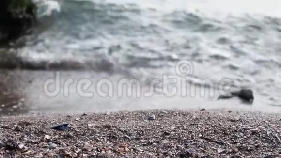 海浪海岸水晶水波撞击沙质海岸视频的预览图