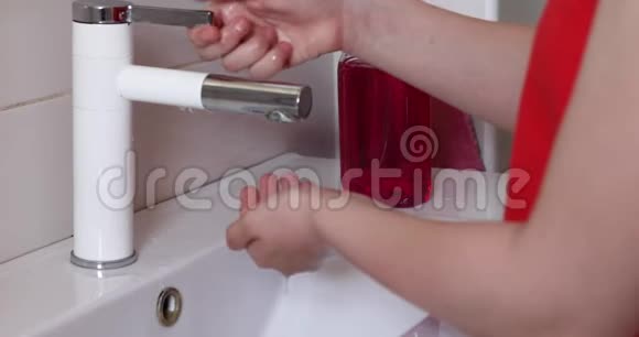 少女在水槽里用肥皂洗手防止病毒和细菌的概念Covid19或冠状病毒视频的预览图