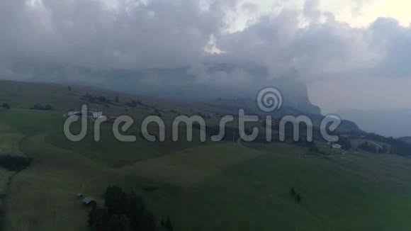 意大利阿尔卑斯山上的斯莱恩米西奇奥德洛斯奇里尔山的空中无人机视频视频的预览图