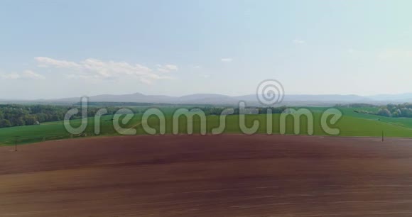 农业农场鸟瞰无人机视野视频的预览图