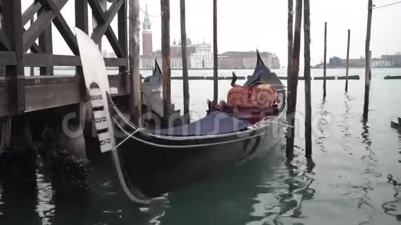 威尼斯码头的平底船视频的预览图