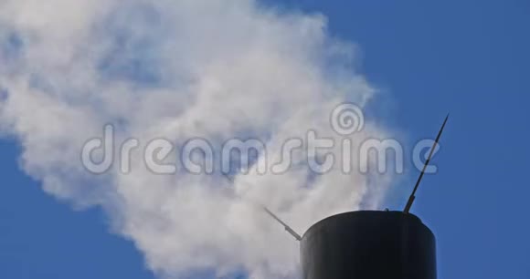 法国一个烟囱的烟雾和空气污染视频的预览图